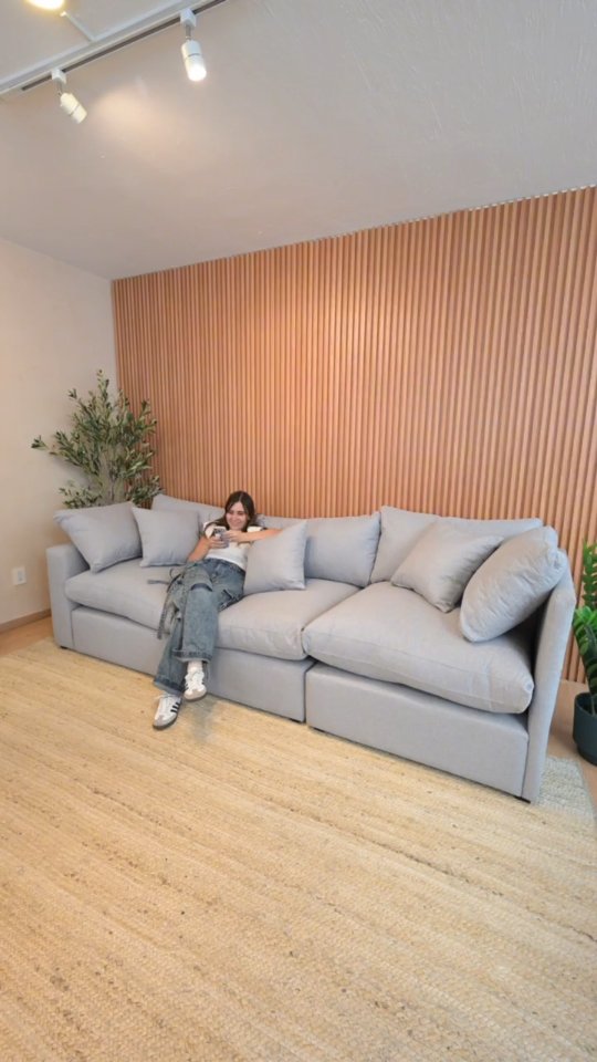 Sala moderna con diseño mexicano contemporáneo de Casa Cavela