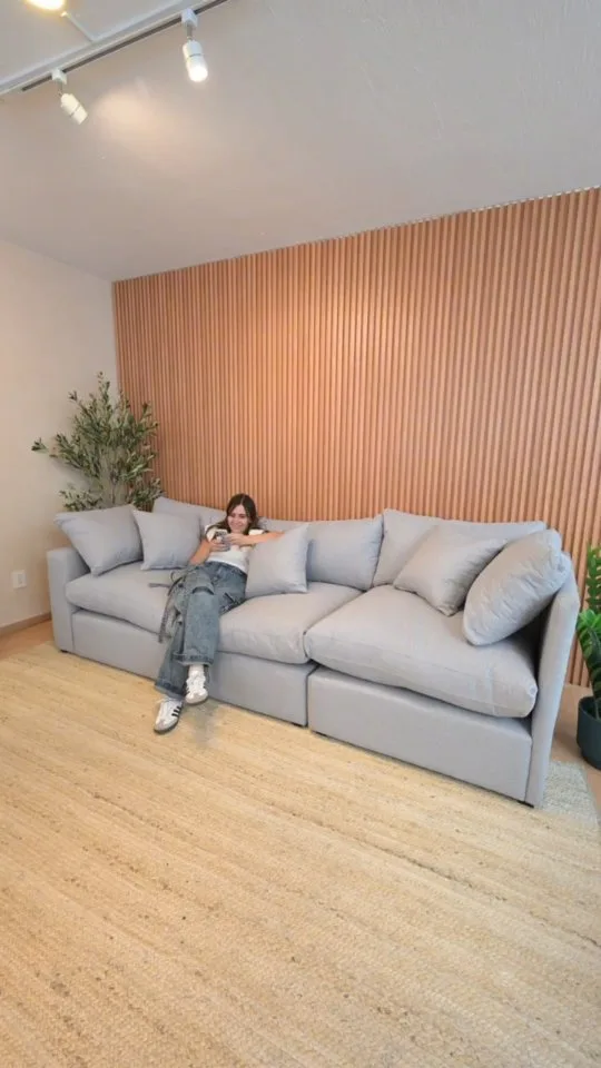 Sala moderna con diseño mexicano de Casa Cavela